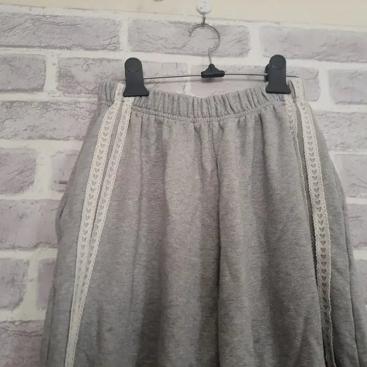[BUNJANG] Call My Name Lace Point Training Sweatpants / 콜마이네임 레이스포인트 트레이닝 스웻팬츠/알뜰한여우