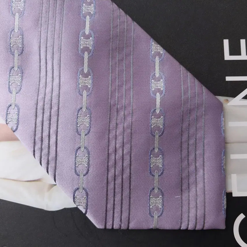 [BUNJANG] 셀린느 실크 연보라 자수 패턴 넥타이 9.1cm A+등급 K2593 / 셀린느 실크 연보라 자수 패턴 넥타이 9.1cm A+등급 K2593