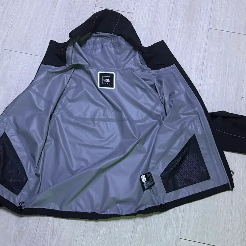 [SOLD OUT] (급처) 새 제품 노스페이스 바람막이