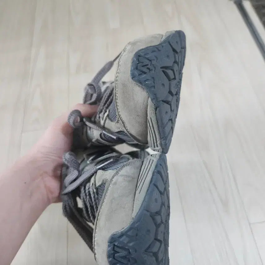 [BUNJANG] New Balance 2002 Grey Sneakers / 뉴발란스 2002 회색 운동화