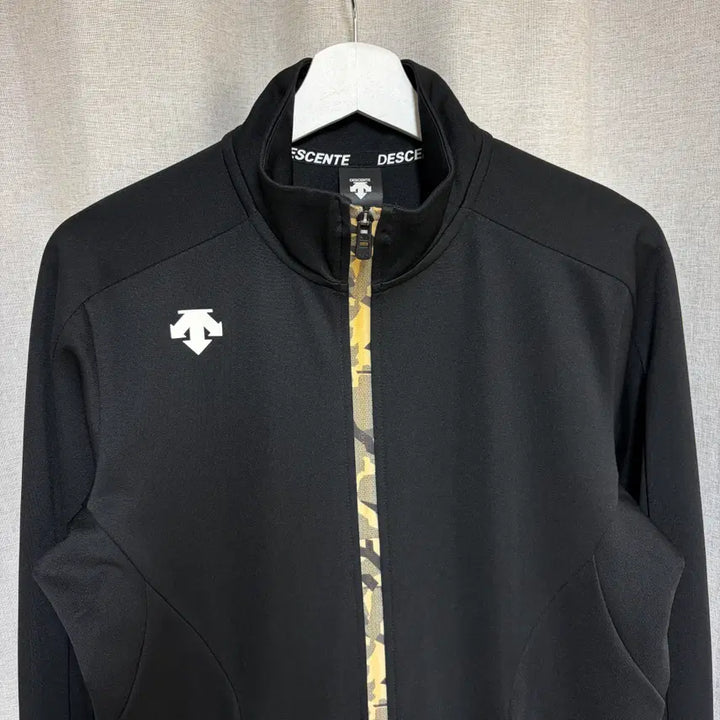 [BUNJANG] Descente Black Camo Zip-Up Jacket (Size 100) / 데상트 블랙 컬러 카모 패턴 집업 자켓 (100)