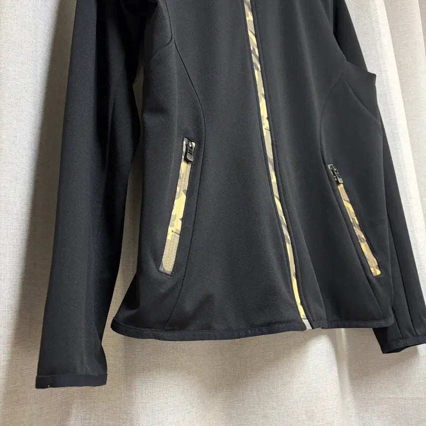 [BUNJANG] Descente Black Camo Zip-Up Jacket (Size 100) / 데상트 블랙 컬러 카모 패턴 집업 자켓 (100)