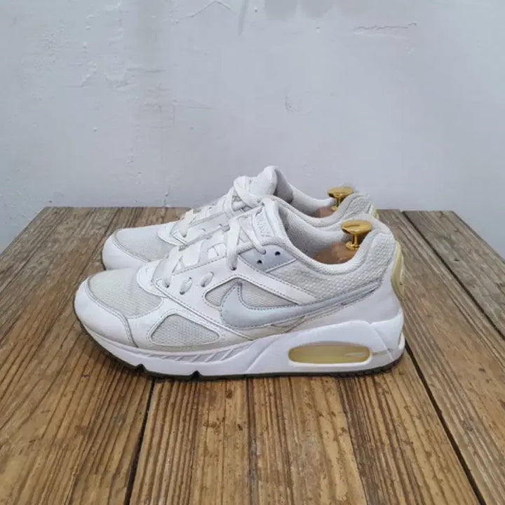 [SOLD OUT] 나이키 에어맥스 이보 (240MM)