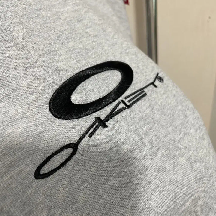 [BUNJANG] Oakley Embroidered Logo Back-Printed Original Sweatshirt / 오클리 자수 로고 백프린팅 오리지널 맨투맨 S~XL 새상품 공용 아울렛
