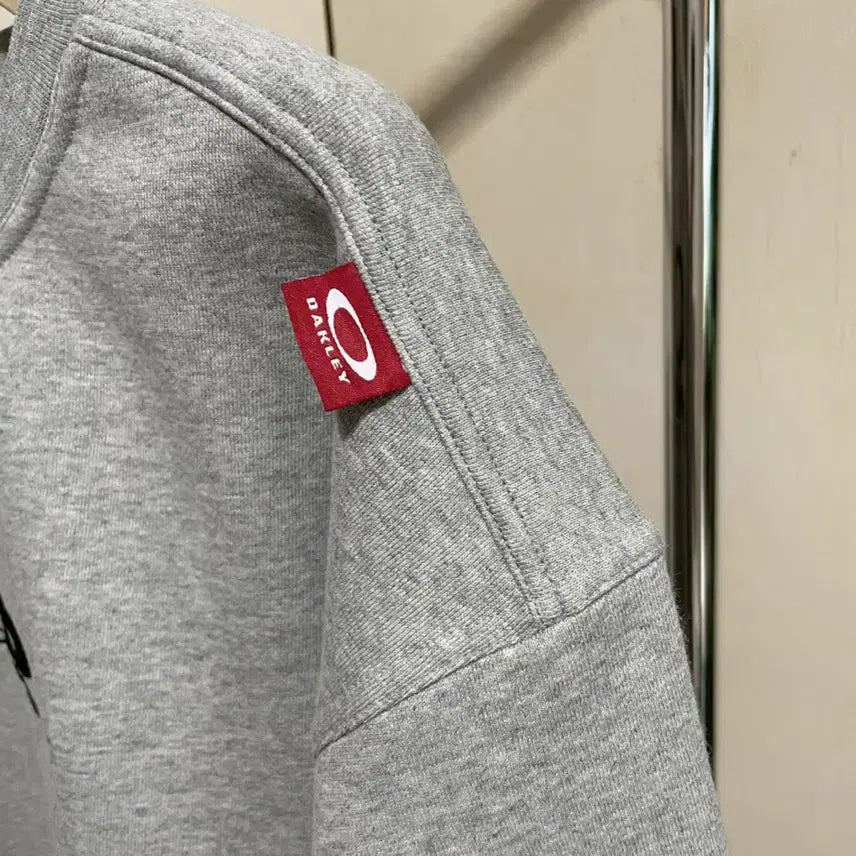 [BUNJANG] Oakley Embroidered Logo Back-Printed Original Sweatshirt / 오클리 자수 로고 백프린팅 오리지널 맨투맨 S~XL 새상품 공용 아울렛