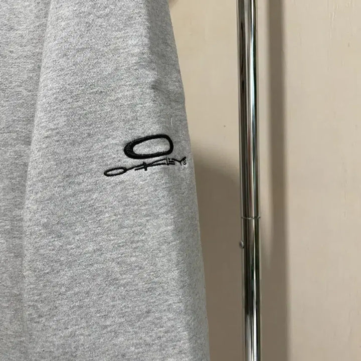 [BUNJANG] Oakley Embroidered Logo Back-Printed Original Sweatshirt / 오클리 자수 로고 백프린팅 오리지널 맨투맨 S~XL 새상품 공용 아울렛