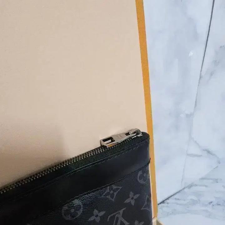 [SOLD OUT] 루이비통 모노그램 이클립스 클러치