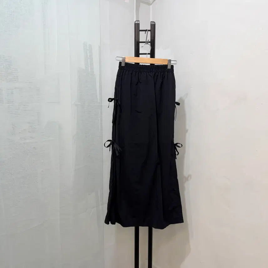 [SOLD OUT] 사이드리본 바스락 나일론 블랙롱치마 롱스커트 4464