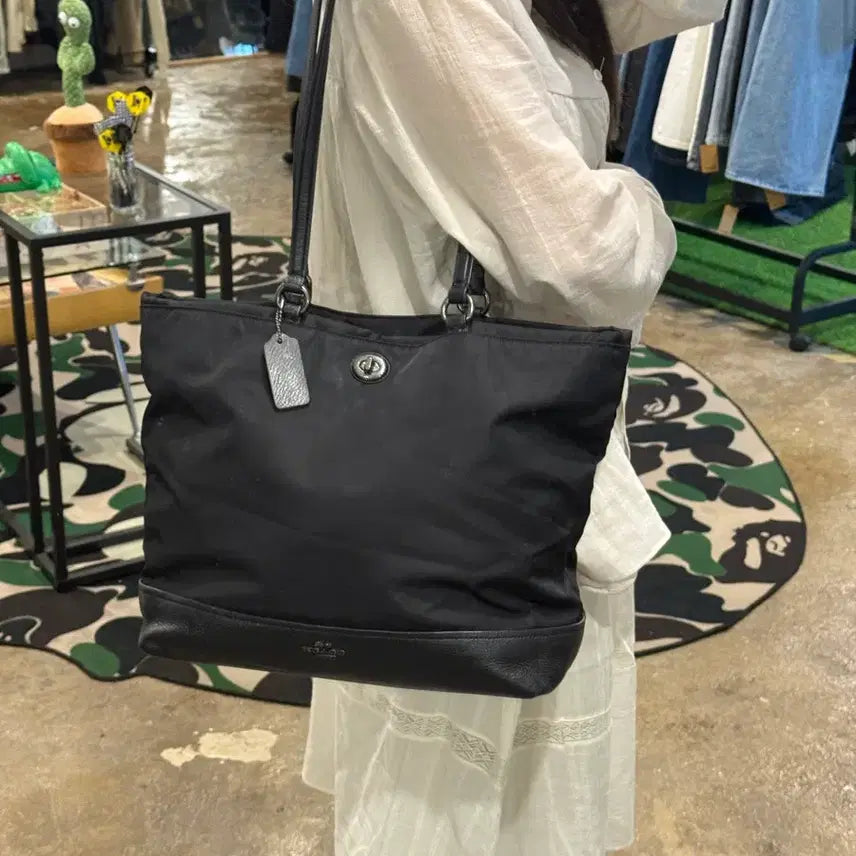 [SOLD OUT] 코치 나일론 턴락 숄더백