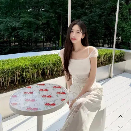 [BUNJANG] 새상품) 이부베 릴리 슬리브리스 반팔 티 화이트, 블랙 / 새상품) 이부베 릴리 슬리브리스 반팔 티 화이트
