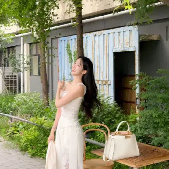 [BUNJANG] 새상품) 이부베 릴리 슬리브리스 반팔 티 화이트, 블랙 / 새상품) 이부베 릴리 슬리브리스 반팔 티 화이트