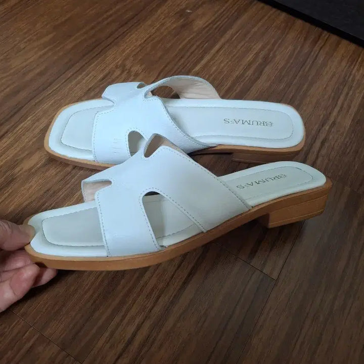 [SOLD OUT] 부르마스 가죽 화이트 H스트랩 샌들 245