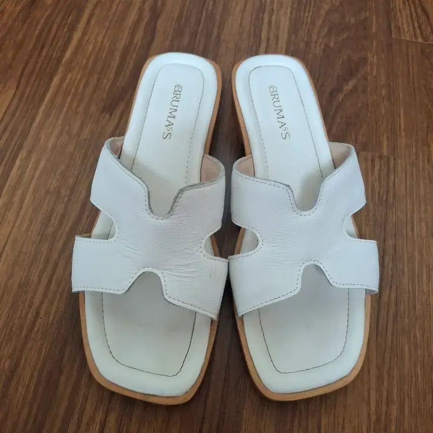 [SOLD OUT] 부르마스 가죽 화이트 H스트랩 샌들 245