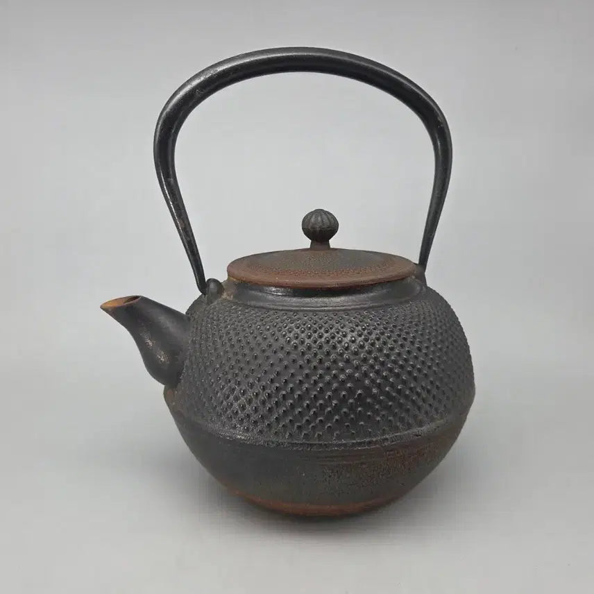 [BUNJANG] Antique 100-Year-Old Iron Teapot / 민속품 100년 전후 무쇠 원형 돌기문 철병 주전자