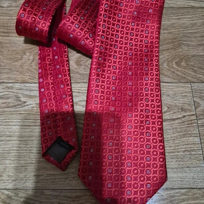 [BUNJANG] BASIC ELLE Geometric Red Necktie / [BASIC ELLE] 베이직 엘레 지오메트릭 레드 넥타이
