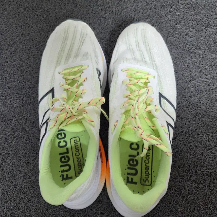 [SOLD OUT] 뉴발란스 FUELCELL 흰색 운동화 270mm