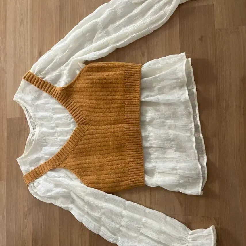 [BUNJANG] Ivory Blouse &amp; Yellow Knit Vest Set / 아이보리 러블리 블라우스 니트 옐로우 세트