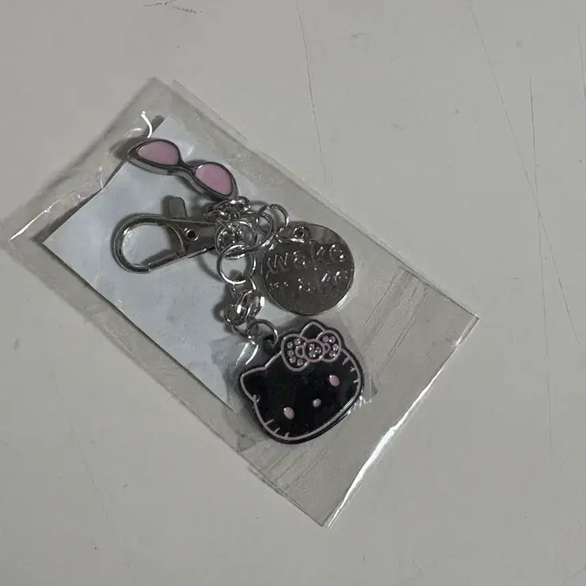 [SOLD OUT] 웨이크메이크 헬로키티 참 키링 블랙