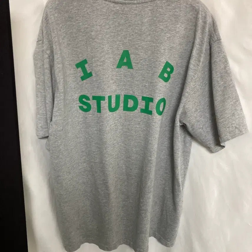 [BUNJANG] IAB STUDIO 그레이 반팔 티셔츠 빅로고 / IAB STUDIO 그레이 반팔 티셔츠 빅로고