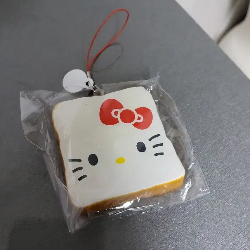 [BUNJANG] Hello Kitty Bread Squishy Keychain / (5월까지 할인)헬로키티 식빵 스퀴시 키링