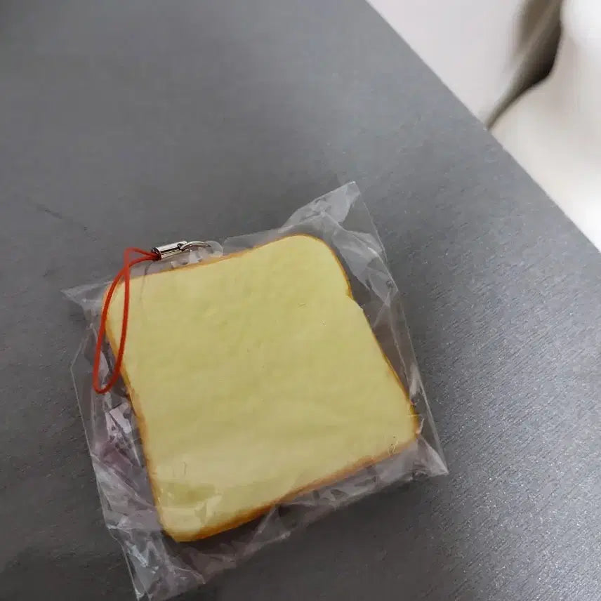 [BUNJANG] Hello Kitty Bread Squishy Keychain / (5월까지 할인)헬로키티 식빵 스퀴시 키링