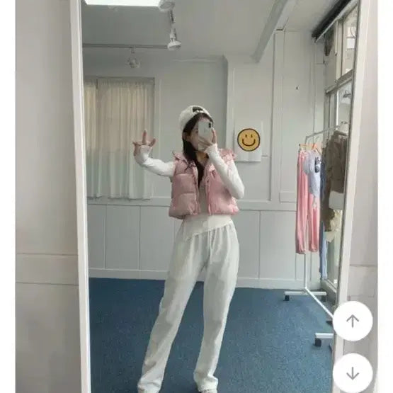 [BUNJANG] 에이블리 데일리문 숏 크롭 하이넥 조끼 패딩 (핑크) / 에이블리 데일리문 숏 크롭 하이넥 조끼 패딩 (핑크)