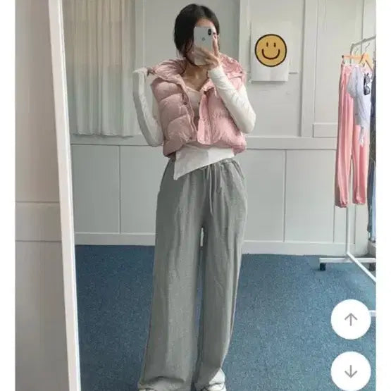 [BUNJANG] 에이블리 데일리문 숏 크롭 하이넥 조끼 패딩 (핑크) / 에이블리 데일리문 숏 크롭 하이넥 조끼 패딩 (핑크)