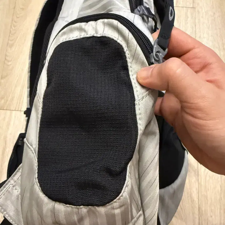 [BUNJANG] Oakley Vintage Backpack Gray/Black / 오클리 빈티지 백팩 그레이/블랙