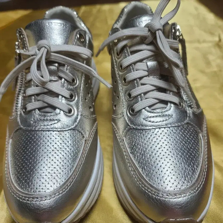 [BUNJANG] Geox Silver Perforated Women&