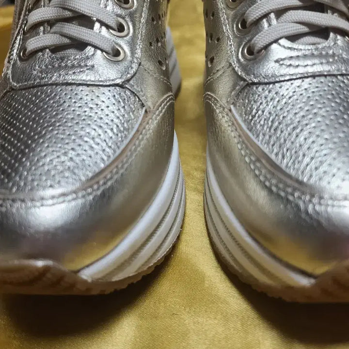 [BUNJANG] Geox Silver Perforated Women&