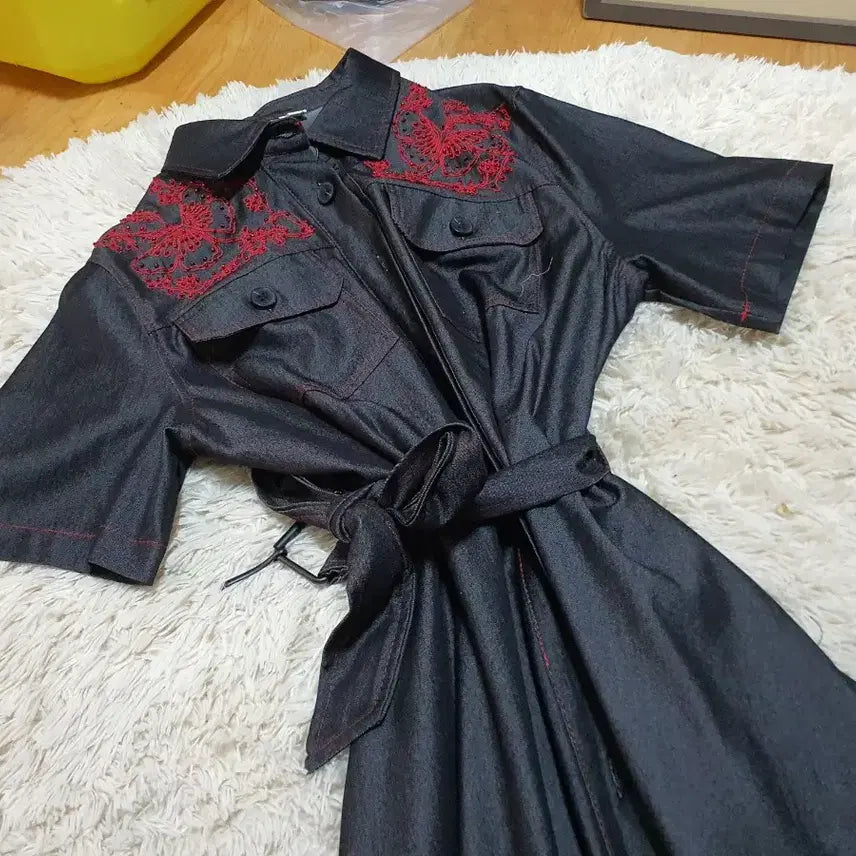[BUNJANG] 새상품/세련된 데님 소재에 고급스러운 자수가 놓인 셔츠 원피스예요.소재 / 새상품/세련된 데님 소재에 고급스러운 자수가 놓인 셔츠 원피스예요.소재