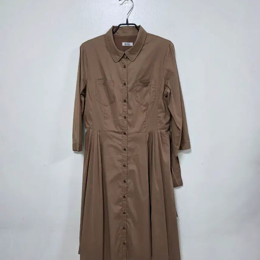 [BUNJANG] BCBG 베이지 셔츠형 플레어 원피스.260424 / BCBG 베이지 셔츠형 플레어 원피스.260424
