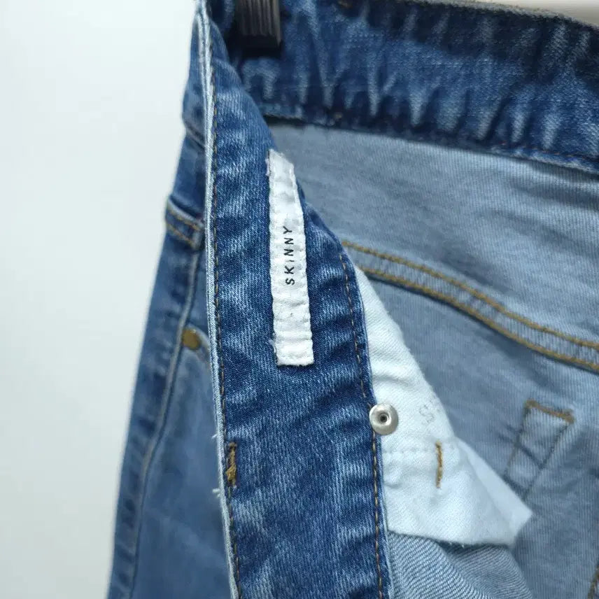 [BUNJANG] Guess Classic Back Logo Patch Denim Pants (29) / 게스 남여공용 클래식 백로고 와펜 중청 데님 팬츠(29)