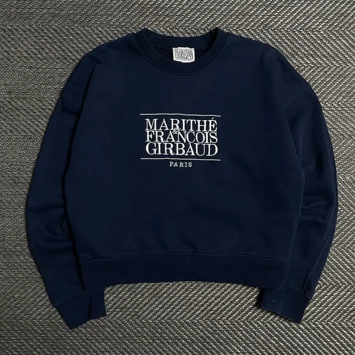[SOLD OUT] 마리떼 프랑소와 저버 자수 빅로고 크롭 맨투맨 네이비y 5383