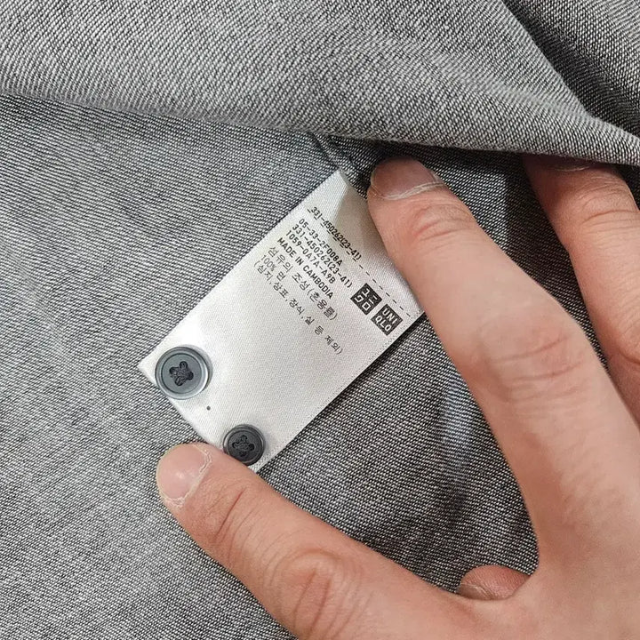 [BUNJANG] Uniqlo Button-Down Black Denim Shirt - Size L / 유니클로 버튼다운 흑청 데님 셔츠 L size