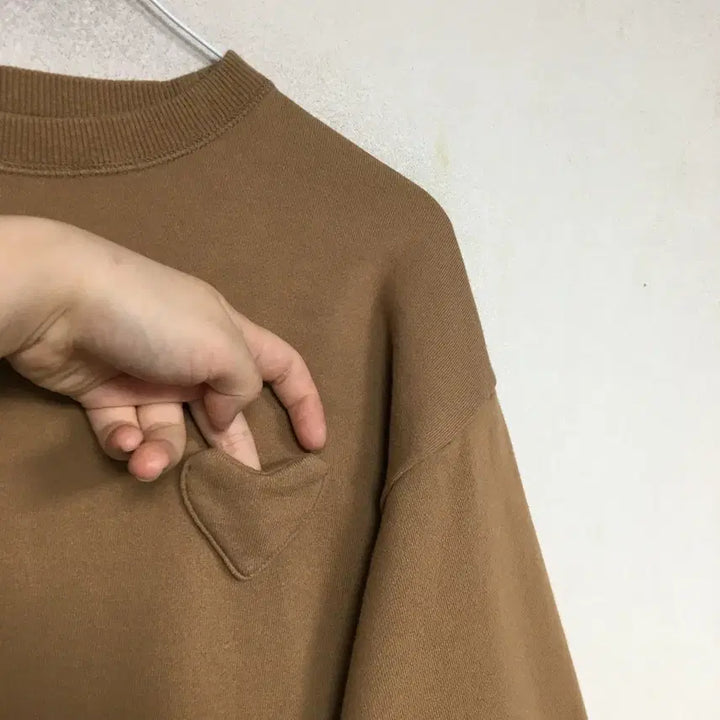 [BUNJANG] MUVEIL Heart Pocket Sweatshirt / MUVEIL 뮤베일 하트포켓 맨투맨