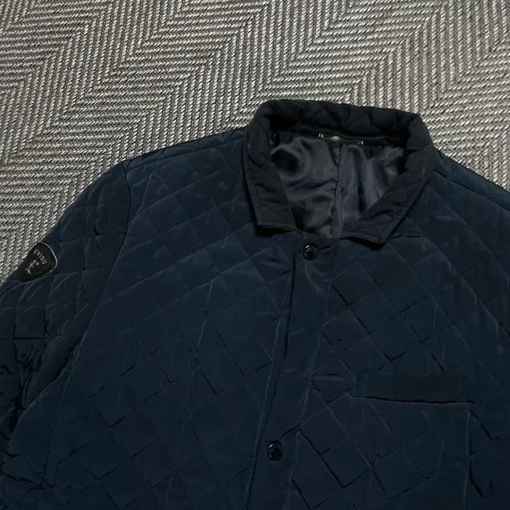 [SOLD OUT] EVISU 에비수 미니멀 뱃지 로고 다이아몬드 퀼팅 자켓y 5392