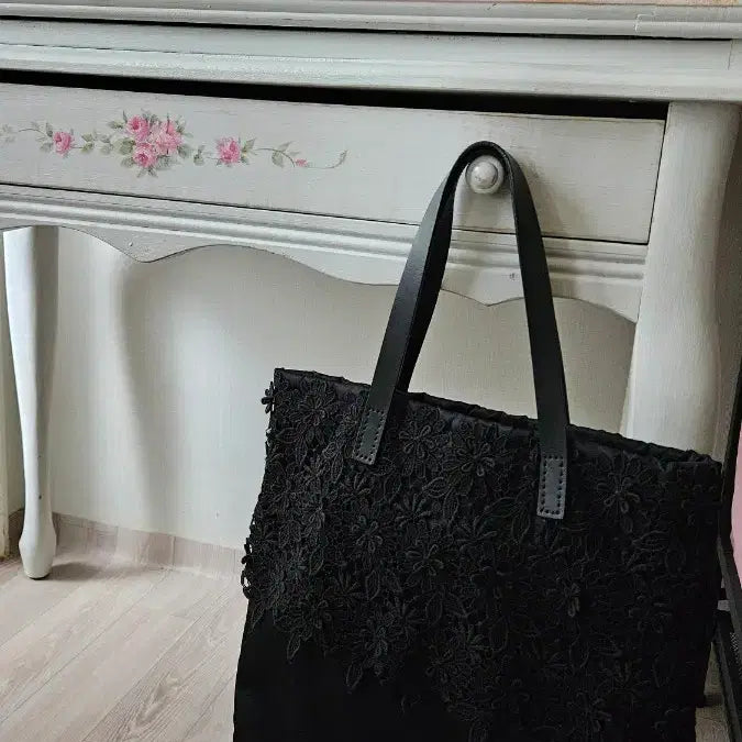 [SOLD OUT] 핸드메이드 블랙 레이스 장식 토트백