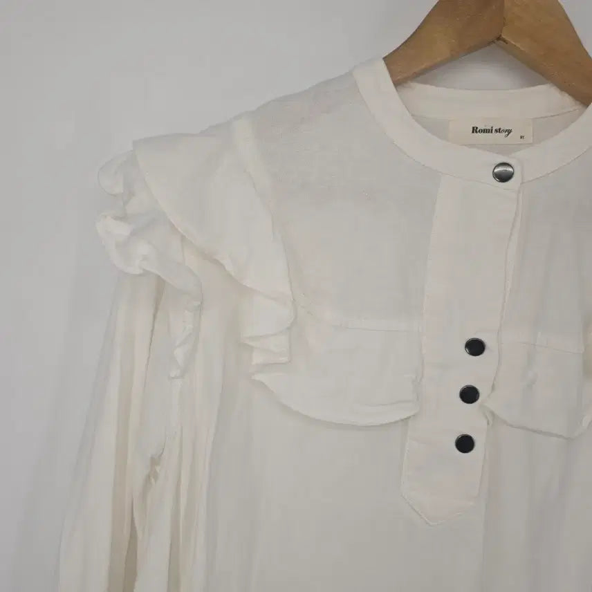 [BUNJANG] Romistory White Frill Blouse / 로미스토리 화이트 프릴 블라우스