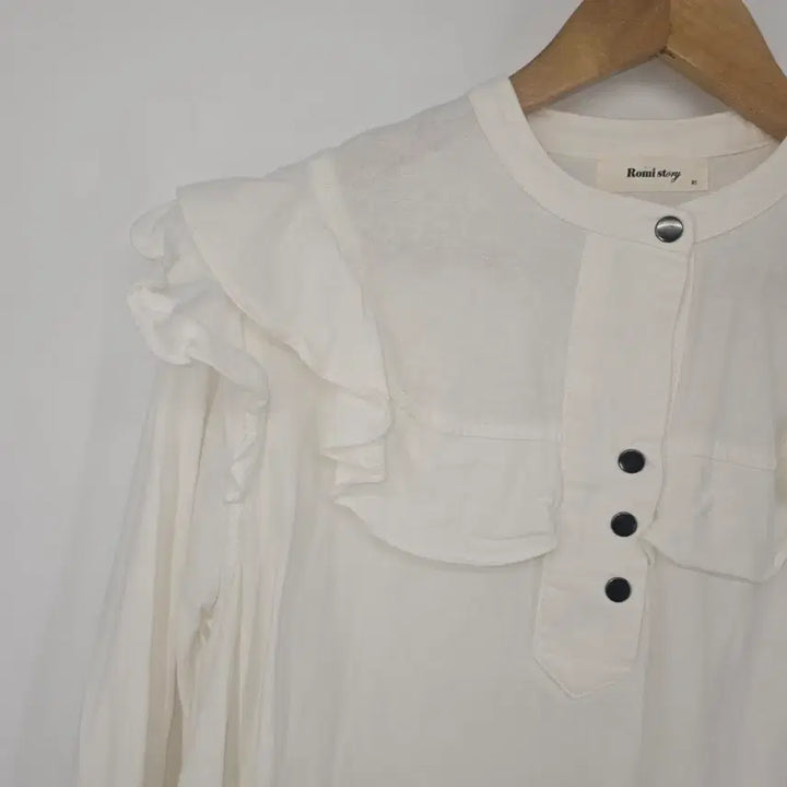 [BUNJANG] Romistory White Frill Blouse / 로미스토리 화이트 프릴 블라우스