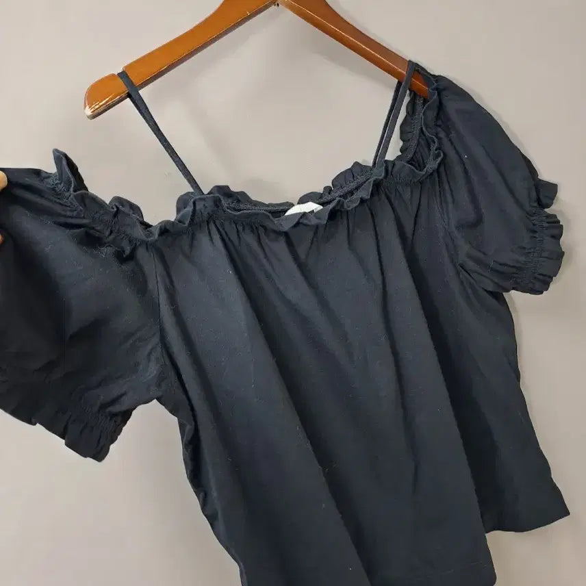 [BUNJANG] H.M Black Cotton Off-Shoulder Blouse / H.M 블랙 면 오프숄더 블라우스