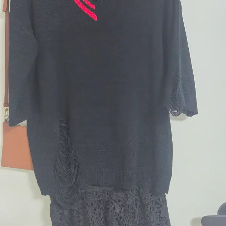 [BUNJANG] Black V-Neck Knit Top / 블랙 V넥 니트 5부 데미지 포인트