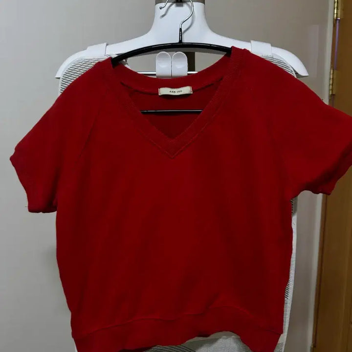 [BUNJANG] Areing V-Neck Crop Short Sleeve Sweatshirt / 아잉 areing 그릭 브이 크롭 반팔 맨투맨