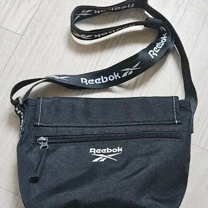 [BUNJANG] Reebok Vector Mini Crossbody Bag Black / 리복 벡터 미니 크로스백 블랙