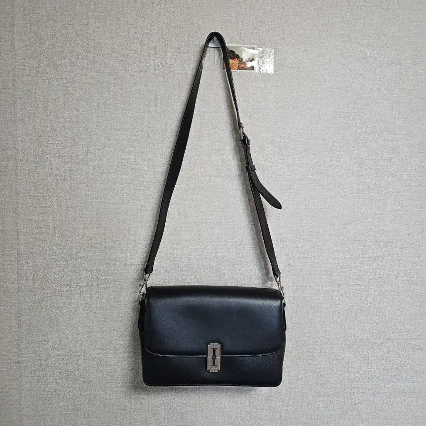 [BUNJANG] Vunque Black Leather Crossbody Bag / 분크 블랙 레더 크로스백