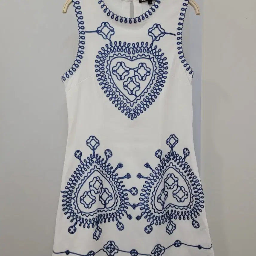 [SOLD OUT] 마쥬 화이트 자수 슬리브리스 미니 원피스 55사이즈