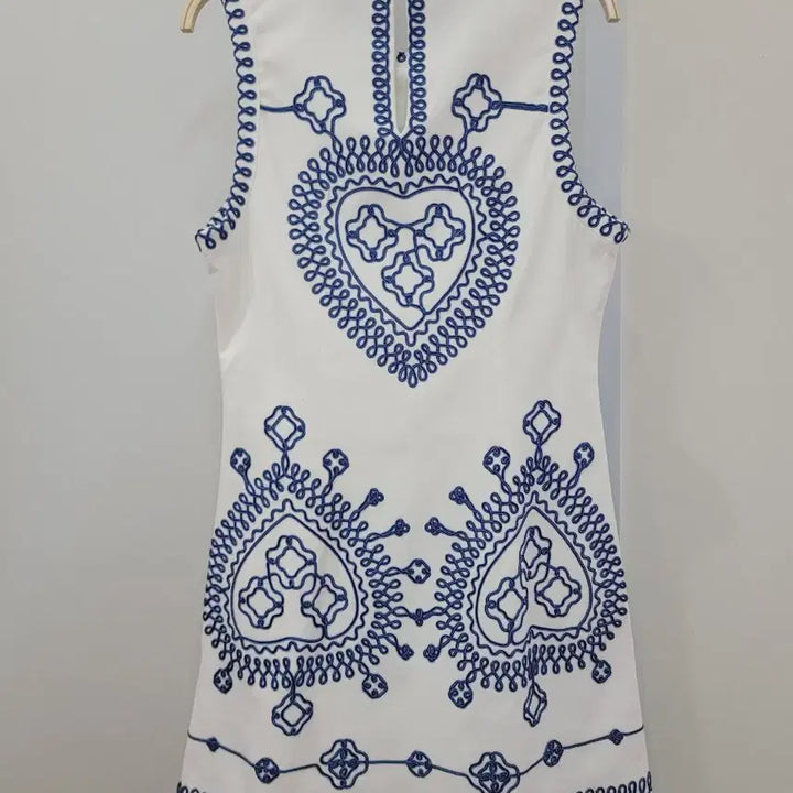 [SOLD OUT] 마쥬 화이트 자수 슬리브리스 미니 원피스 55사이즈