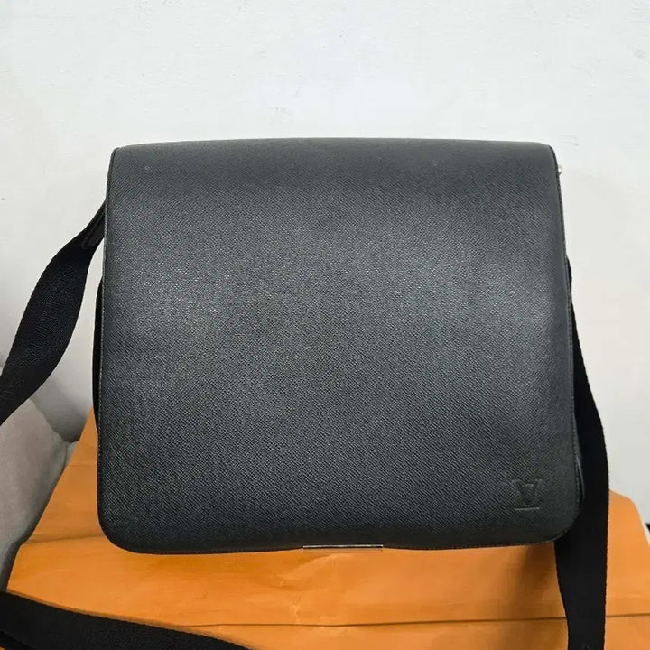 [SOLD OUT] [정품] 루이비통 타이거 디스트릭트 메신저백
