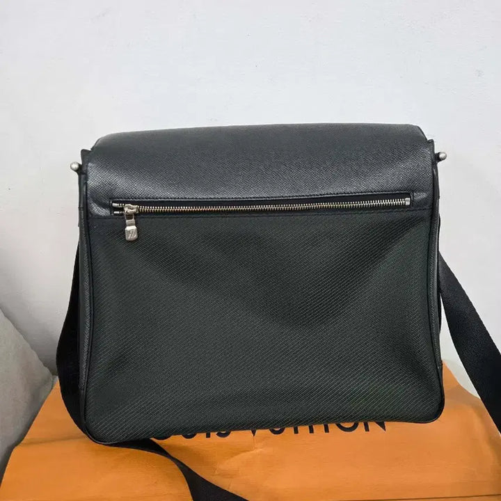 [SOLD OUT] [정품] 루이비통 타이거 디스트릭트 메신저백