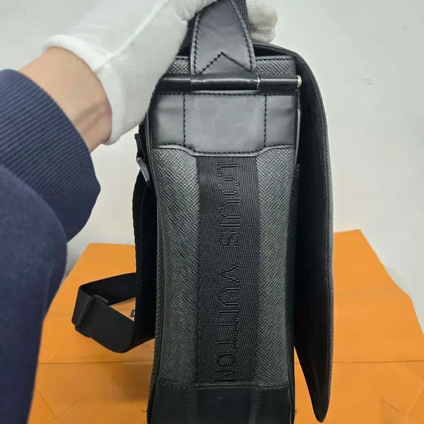 [SOLD OUT] [정품] 루이비통 타이거 디스트릭트 메신저백